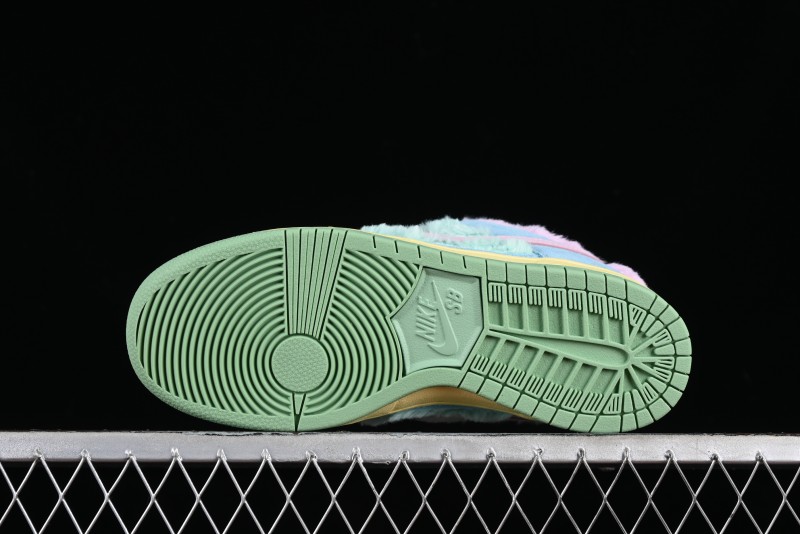 Nike SB Dunk Low Verdy x Nike Visty Collaboration Sneakers - FN6040-400