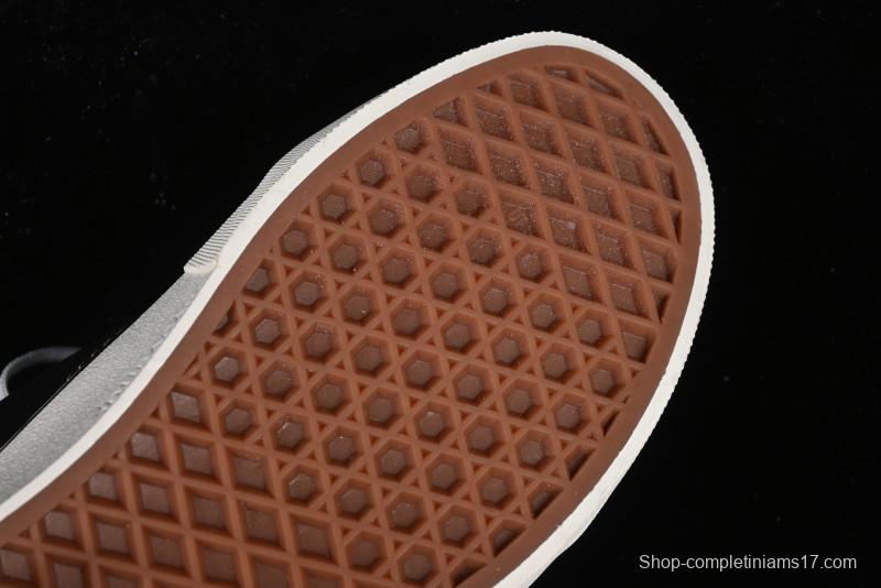 Vans Old Skool Low-Top Retro Skate Shoes in Black & White - VN0A5KRXBA2