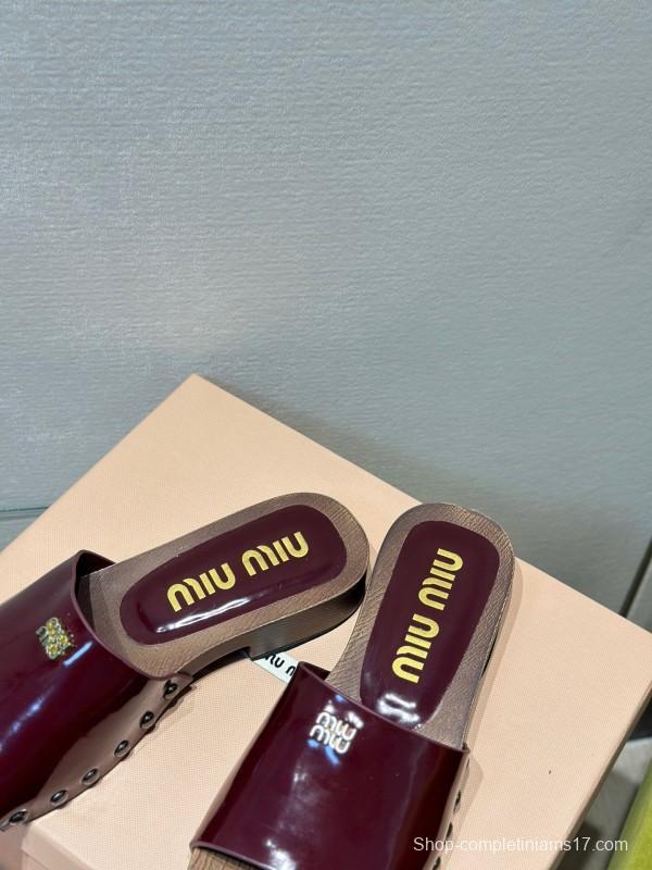 2025 Women Miu Miu Burgundy Patent Leather Slippers KFY00230